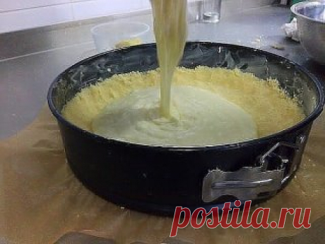КОРОЛЕВСКАЯ ВАТРУШКА
Простейший из простых. Любой с ним справится.
Ну а по итогу – охи и ахи вам обеспечены, и «пальчики проглотишь» и «да ты богиня кухни».
Главное – пеките с вечера. Пусть он ночь постоит обязательно. И творог схватится, и резаться будет ровненько.
Сначала начинка:
В одну миску высыпаете полкило творога. Добавляете полчашки сахара. Сразу замечу, что у нас в качестве чашки используется плошка объемом 360 мл.
Ей мы и сахар отмеряем и муку. Подберите и себе что-то более по объему