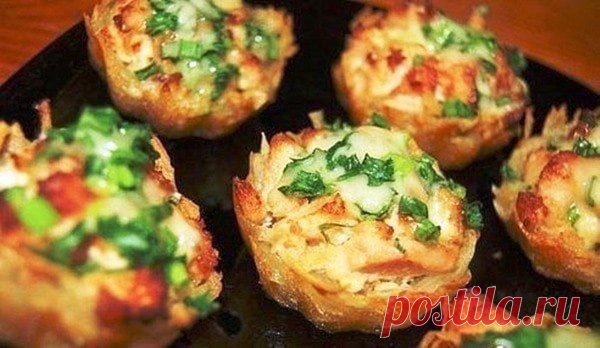 ​Тарталетки из картофеля с куриным филе под чесночно-сырным соусом Ингредиенты:Филе курицы - 700 г
Майонез домашний/йогурт натур. - 200 г Чеснок - 3 зубчика Картофель - 6-8 шт (не большие)Сыр твердый - 100-200 г Зелёный лук
Соль Приготовление:1. Куриное филе нарезать средними кубиками. В сковороду налить водички (около стакана), добавить...