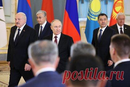 В Совбезе указали на страх Запада из-за укрепления сотрудничества стран СНГ. Заместитель секретаря Совбеза РФ Алексей Шевцов заявил, что страны Запада видят угрозу в укреплении сотрудничества между странами СНГ. Он отметил, что методы США включают давление, шантаж, провокации и разжигание конфликтов. «И в России, и в Казахстане это хорошо знают», — заверил Шевцов.