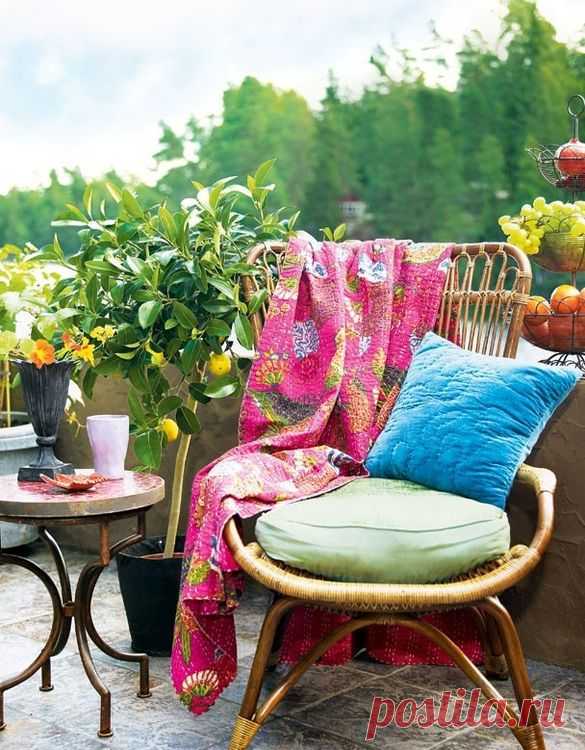Красочные идеи декора балконов в стиле Boho Chic.