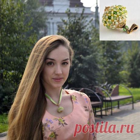 Сегодня была первая в моей жизни фотосессия. А всё для того, чтобы показать вам, мои дорогие, как можно носить кулон Весенняя зелень. Съёмка, конечно, не профессиональная, да и я далеко не модель. До сего дня крайне редки были удачные фото с моим участием, а если я вижу объектив, то вообще пиши пропало >_< Не могу расслабиться, не знаю, куда смотреть и девать руки, в общем, кошмар:) К счастью, фотограф успел заснять несколько кадров до того, как я окончательно встала солда...