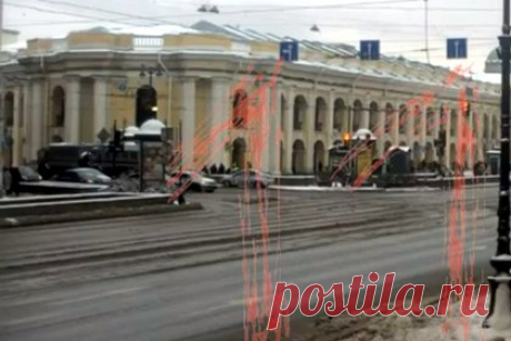 Момент нападения на сотрудника ОМОН в центре Петербурга попал на видео. Момент нападения на сотрудника ОМОН в центре Петербурга показали на видео. На кадрах снятых камерой наружного наблюдения видна противоположенная сторона улицы, где и произошел конфликт. Видны фигуры людей и два громких отчетливых выстрела, после которых к месту ЧП сбегаются оказавшиеся поблизости прохожие.