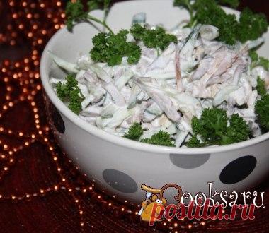 Легкий праздничный салат с языком, орехами и каперсами Легкий праздничный салат с языком, орехами и каперсами несложен в приготовлении, очень вкусен! Он станет отличным украшением праздничного стола. Такой салат можно подать в салатнице, порционно или даже в тарталетках или волованах. Орехи и каперсы придают блюду пикантность. Вместо свиных языков можно взять говяжий, но со свиными получается гораздо бюджетнее, а во вкусе большой разницы не будет... язык свиной — 2 шт; варено-копченый свиной…