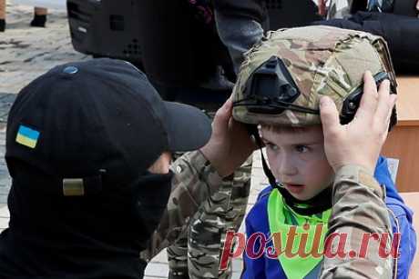 На Украине предложили послать подростков воевать с Россией. Украинский политолог Александр Кочетков счел резонным отправку подростков на фронт в случае агрессии со стороны России. Он высказал мнение, что в войне средний уровень подготовки бойцов не так важен. Важно лишь количество обороняющихся, которые способны стрелять в сторону врага.