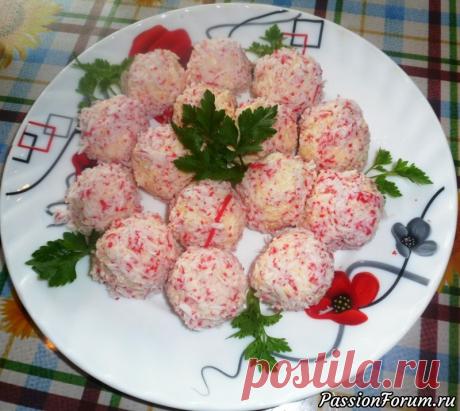 Крабовые шарики с яйцом и сыром - запись пользователя Наталья Василенко в сообществе Болталка в категории Кулинария Нежный, вкусный салат из крабовых палочек, сыра, яиц, чеснока.  Ингредиенты:  200 г крабовых палочек;100 г сыра;2 яйца;1 зубчик чеснока;майонез.Приготовление: Яйца отварить до готовности, охладить, залив холодной водой.