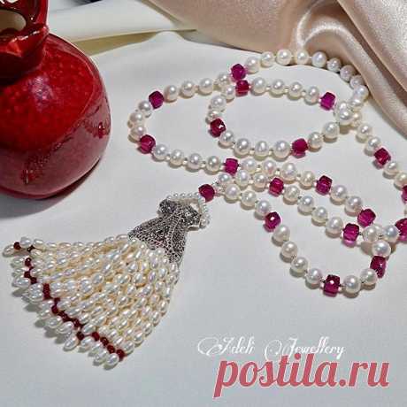 Так люблю , когда вы активные и не жалеете лайк для меня ❤️💎
Девочки , посмотрите какую роскошную вещицу я приберегла для вас .  Такой подвижный , танцующий сотуар из россыпи жемчуга высокого качества и шпинели ювелирной огранки! 
Подвеска призвана собирать массу комплиментов и стать главным акцентом в вашем образе.
А ещё, в подарок к подвеске я приложу милейшую пару серёжек ❤️💎