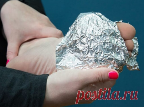 ЛЕЧЕНИЕ АЛЮМИНИЕВОЙ ФОЛЬГОЙ

Делается так называемый серебряный мостик и прикладывается к любому больному месту, после чего боли исчезают. Это какое-то чудо. Расскажу, как делается этот самый мостик.

Надо взять кусок широкого лейкопластыря и на него наклеить полоски фольги шириной 1 см, через 1,5 см вертикально, оставляя по 1 см вверху и внизу свободного пластыря, а также слева и справа по 1,5 см.

Это для того, чтобы пластырь приклеить к телу так, чтобы полоски фольги вс...