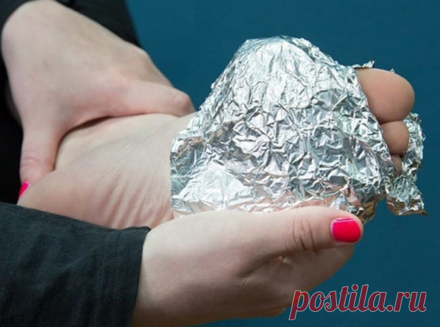 ЛЕЧЕНИЕ АЛЮМИНИЕВОЙ ФОЛЬГОЙ

Делается так называемый серебряный мостик и прикладывается к любому больному месту, после чего боли исчезают. Это какое-то чудо. Расскажу, как делается этот самый мостик.

Надо взять кусок широкого лейкопластыря и на него наклеить полоски фольги шириной 1 см, через 1,5 см вертикально, оставляя по 1 см вверху и внизу свободного пластыря, а также слева и справа по 1,5 см.

Это для того, чтобы пластырь приклеить к телу так, чтобы полоски фольги вс...