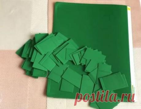 Бирки для маркировки растений Как вы их делаете ? Или пользуетесь покупными ?&nbsp;Я нашла способ изготовления бирок из ненужных канцелярских папок.&nbsp;Для этого&nbsp;необходимо разрезать папку на прямоугольнички удобного вам&nbsp;размера. Затем раскаленной спицей проделать отверстия и привязать к ним веревочки....