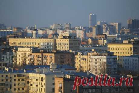 В Москве обвалился спрос на квартиры. В конце лета на рынке столичной недвижимости зафиксировано падение спроса на вторичное жилье. Москвичи стали приобретать указанный вид квартир в августе 2021 года реже на треть, чем в тот же период 2020-го. Средний срок экспонирования квартир вырос до 64 дней.