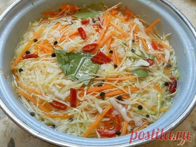 Остренькая капуста быстрого приготовления      

 
Итак, нашинковать 2 кг свежей капусты, натереть 3-4 морковки на крупной терке,4 зубчика крупного зимнего чеснока порезать. 
Залить маринадом немного остывшим: на 1 литр воды - 1/2 стакана сахара,2ст.л крупной соли с горкой, 10 штучек перца горошком, 5 гвоздичек, 4 шт. лаврового листа - прокипятить 10 минут, добавить 1/2 стакана растительного масла и 1/2 стакана 9% уксуса. 
Придавить гнетом до полного остывания, переложить ...
