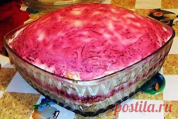 5 РЕЦЕПТОВ СЛОЕНЫХ САЛАТОВ ДЛЯ НОВОГОДНЕГО СТОЛА 2019
1. Салат «Любовница»
2. Салат из горбуши и картофеля.
3. Салат 