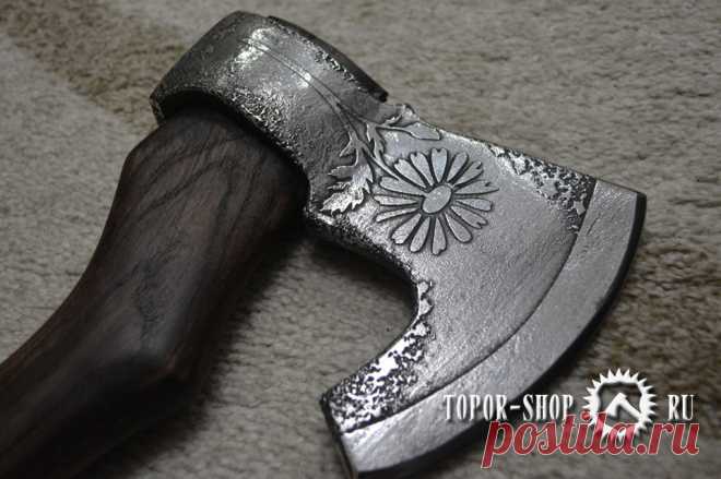 Наш новый  кованый  топор ручной работы получил название Русское поле. Мы вложили в него всю душу нашей Родины, которая славится бескрайними, сумасшедше красивыми полями. В России  самая красивая природа, невероятные рассветы и закаты, леса и поля, горы и долины,  реки и моря. На щечках топора нанесен цветок ромашки. Ромашка имеет  большие магические свойства, способна соединять влюбленных.  Легенду о ромашке читайте на нашем сайте
