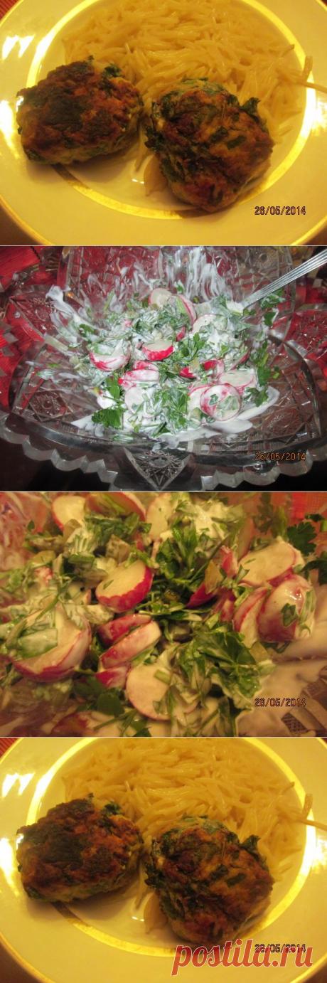 Котлеты из индейки с зеленью и салат из редиса и солёного огурца.