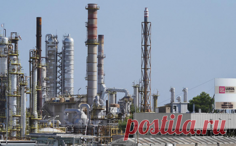 В Италии выразили сожаление из-за отсутствия отсрочки эмбарго на нефть. Глава Минэкономразвития Италии напомнил, что на Сицилии находится завод ЛУКОЙЛа, которому в случае введения эмбарго на российскую нефть может грозить банкротство