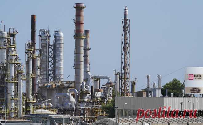 В Италии выразили сожаление из-за отсутствия отсрочки эмбарго на нефть. Глава Минэкономразвития Италии напомнил, что на Сицилии находится завод ЛУКОЙЛа, которому в случае введения эмбарго на российскую нефть может грозить банкротство