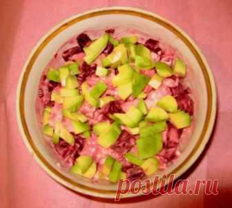 Салат с кальмарами и авокадо