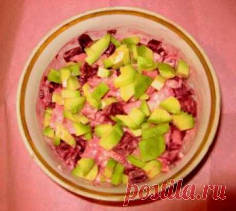 Салат с кальмарами и авокадо