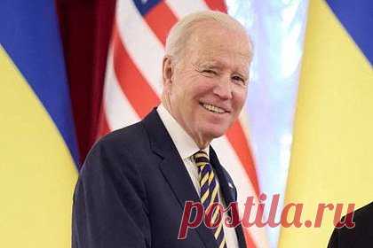 Байден посетил Киев в галстуке в цветах украинского флага. Президент США Джо Байден появился на встрече с президентом Украины Владимиром Зеленским в желто-голубом полосатом галстуке. Американский лидер посетил Киев в белой рубашке, темном брючном костюме и галстуке в цветах украинского флага. В то же время Зеленский запечатлен на фото в черном лонгсливе и штанах цвета хаки.