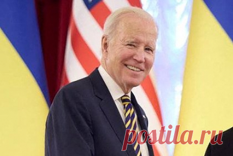 Байден посетил Киев в галстуке в цветах украинского флага. Президент США Джо Байден появился на встрече с президентом Украины Владимиром Зеленским в желто-голубом полосатом галстуке. Американский лидер посетил Киев в белой рубашке, темном брючном костюме и галстуке в цветах украинского флага. В то же время Зеленский запечатлен на фото в черном лонгсливе и штанах цвета хаки.