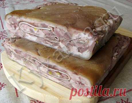 Ветчина из свиной рульки с прослойкой из свиных ушей