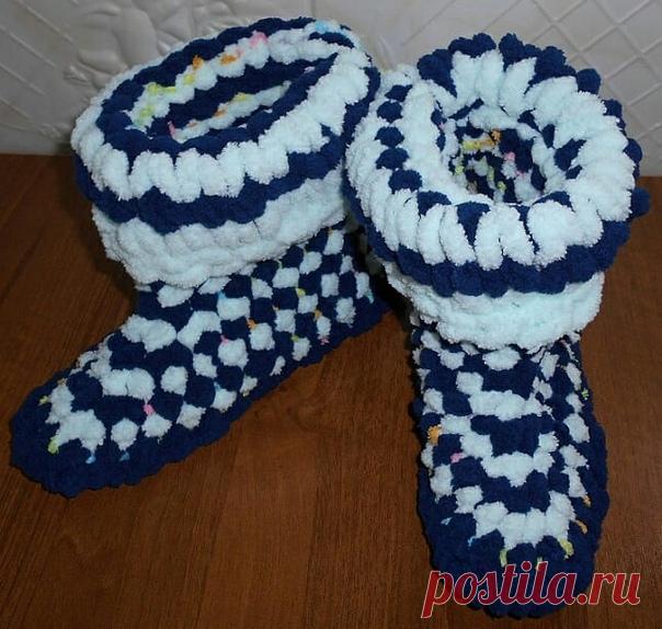 Сапожки или чуни на войлочной подошве из пряжи Ализе Пуффи. Связаны двухцветным узором. Легкие, теплые, уютные. Размер 37 или 23.5 см.