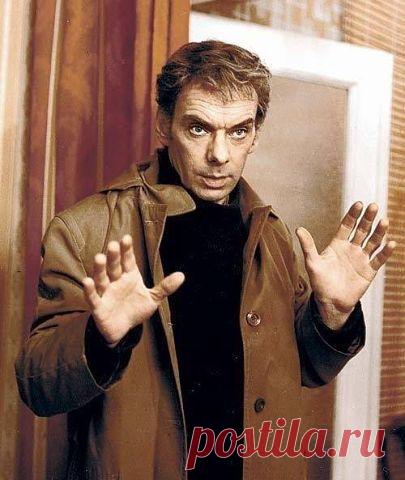 Я не торгуюсь с судьбой, не знаю, сколько мне еще отмерено.Но хотел бы еще пожить по одной причине:беспокоюсь о дочери.Как она будет без меня?"