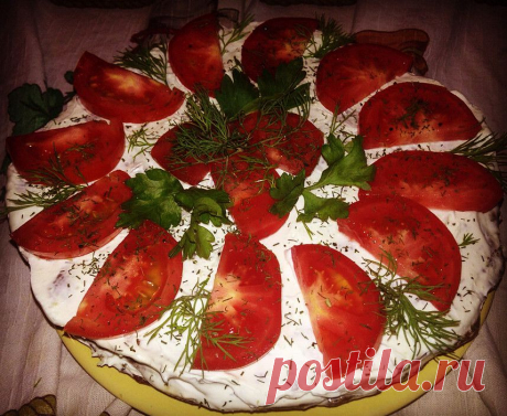 ТОРТ  ЗАКУСОЧНЫЙ из печени птицы - на сковороде !!! **Основа: печень +лук, измельчим блендером. Добавим яйцо 1шт+молоко 100г+мука 100г, соль, перец, всё  перемешать, и оставим зреть 1час!  *Крем: сметана+сыр Альметте+свежий или сушеный укроп+чеснок чуть-чуть+перец, взбить  венчиком до пышности. *Выпекаем блины 5шт. Промажем кремом каждый слой, и дать пропитаться 2ч. *Украсим помидорами и зеленью. Очень нежно и сочно !!! //ОК