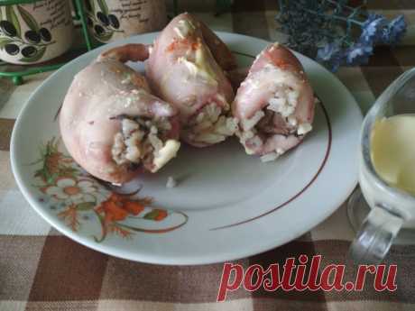 Кальмары с рисом и грибами в духовке рецепт с фото пошагово на Нямкин.ру Как приготовить Кальмары с рисом и грибами в духовке с использованием: кальмары,рис пропаренный,грибы замороженные,лук репчатый. Морепродукты на нашем столе появляются значительно реже, чем мясные или рыбные блюда. Раз уж хочется чем-то себя порадовать, давайте приготовим вкусные кальмары с рисом и грибами в духовке.