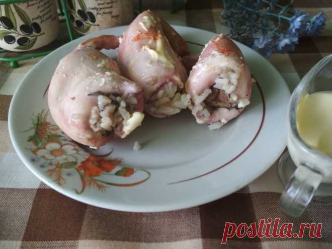 Кальмары с рисом и грибами в духовке рецепт с фото пошагово на Нямкин.ру Как приготовить Кальмары с рисом и грибами в духовке с использованием: кальмары,рис пропаренный,грибы замороженные,лук репчатый. Морепродукты на нашем столе появляются значительно реже, чем мясные или рыбные блюда. Раз уж хочется чем-то себя порадовать, давайте приготовим вкусные кальмары с рисом и грибами в духовке.