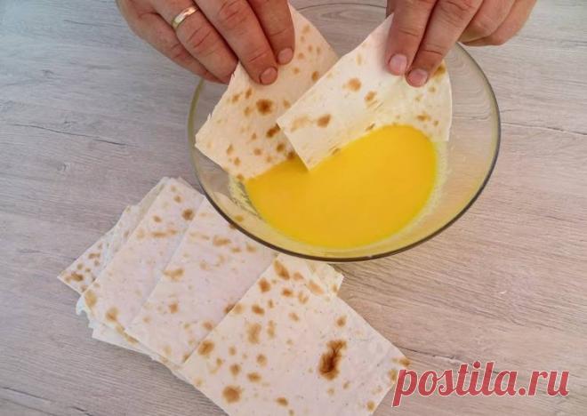 (16) Нарезаем лаваш квадратами и отпускаем в кефир /Завтрак для ленивых - нереальная вкуснота за 5 минут - пошаговый рецепт с фото. Автор рецепта Другая Кухня-Валерия . - Cookpad