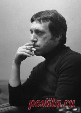 Сильнее, чем измен, я боюсь только не узнать об изменах. Ужасно любить человека, который этого уже не заслуживает.