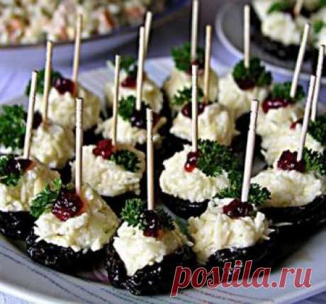 ФАРШИРОВАННЫЙ ЧЕРНОСЛИВ 

Фаршированный чернослив – очень вкусное вегетарианское блюдо. Имеет обворожительный пикантный вкус, необычный внешний вид, способно удивить даже закоренелых гурманов. 

Ингредиенты: 
Чернослив - 24 шт. 
Десертное вино - 2 ст. л. 
Твердый сыр - 150 гр. 
Грецкие орехи - 100 гр. 
Сметана - 1 ст. л. 

Приготовление: 
При выборе чернослива необходимо обратить внимание на целостность и величину ягод. Ягоды надо выбирать крупные, не поврежденные ни изнут...