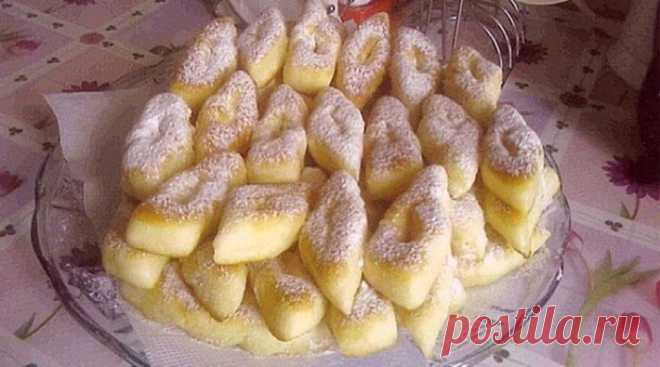 Вкусные и пышные вергуны – рецепт здоровский: готовятся быстро, съедаются мгновенно! Вкусное и незатейливое блюдо, которой точно понравится домашним и гостям. Для многих такие вергуны – настоящий вкус детства. Получаются очень мягкими и пышными – попробуйте приготовить по этому рецепту однажды …