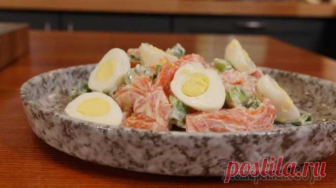 Простой и вкусный салат с форелью Салат готовится очень просто и очень быстро. Ингредиенты идеально сочетаются между собой. Ингредиенты:Форель соленая - 180 гЯйца перепелиные - 8 штЛук зеленый - 2 штМайонез - 40 гПерец черный - по вку...