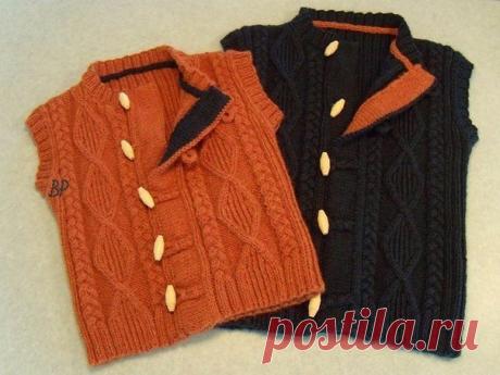 Тёплый жилетик спицами для мальчика

Описание вязания детского жилета:

Вяжется жилетка детская спицами одной деталью с низу вверх. Начинаем вязать перед и спинку вместе, затем делаем убавления для пройм, после чего полочки и спинка вяжутся раздельно.
Размер: 2 (4, 6, 8, 10) лет.

Обхват груди: 66 (71, 76, 81, 84) см.
Длина: 35.5 (38, 40.5, 45.5, 51) см.
Материалы: 3 (3, 4, 4) мотка пряжи Berroco Vintage (50% акрил, 405 шерсть, 10% нейлон, 100 г./198 м.) – цвет №5164 (А) и...