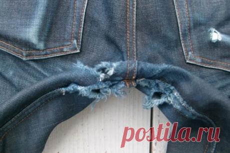 Как зашить дырку на джинсах между ног незаметно на машинке, как заштопать вручную и сделать заплатку