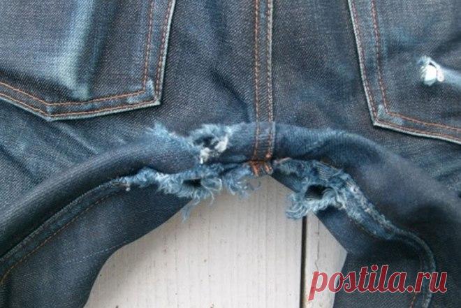 Как зашить дырку на джинсах между ног незаметно на машинке, как заштопать вручную и сделать заплатку