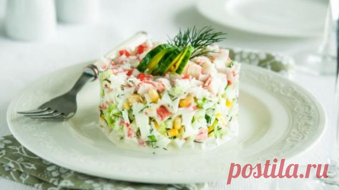 Салат с крабовыми палочками и кукурузой: 5 классических рецептов Одним из самых популярных блюд, можно считать салат с крабовыми палочками. Диетическим его совсем не назовешь, так же как мимозу