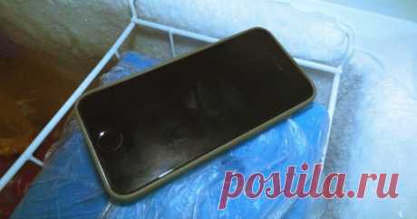 Зачем кладут смартфоны в холодильник Народные советы, касающиеся смартфонов, иногда могут казаться совершенно безумными и к большинству из них стоит подходить с изрядной долей скептицизма. Например, зачем может понадобиться положить смартфон в холодильник?