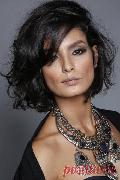 Стильные женские стрижки кому за 40 новинки 2018 фото идеи Какие стрижки на длинные, средние и короткие волосы предлагают носить стилисты в новом сезоне? Уже не первый год в моде естественность. Очень популярна средняя и длинная длина волос. Гладкие и прямые …