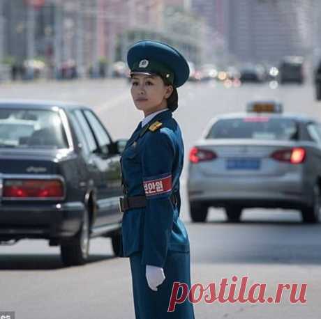 Красавицы-регулировщицы в Северной Корее выходят на пенсию в 26 лет (7 фото) | Чёрт побери 300 девушек-регулировщиц давно стали туристической достопримечательностью Пхеньяна. В дорожную полицию набирают исключительно красавиц, ведь, по мнению правительства, эти девушки формируют лицо города. 24-летняя регулировщица Ри Мён-Сим рассказала о своей работе и планах на приближающуюся пенсию. Девушки-полицейские появились на улицах Пхеньяна ещё в 80-х годах, когда автомобильное д...