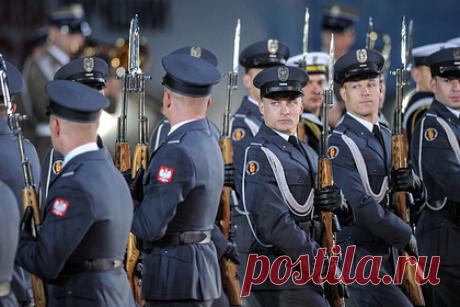 Польский генерал испугался за страну из-за ультиматума США. Власти США могут приостановить поставку оружия Варшаве по уже заключенным контрактам, если правительство не возьмет курс на демократизацию страны. С таким заявлением выступил польский генерал Мирослав Ружаньский. Он уточнил, отметив, что подразумевал «прославленные F-35 или системы Patriot».