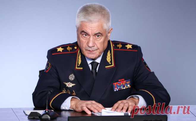 Колокольцев призвал к высылке «бесполезных» мигрантов из России. Колокольцев заявил, что уволенные и отчисленные из вузов мигранты, те, кто «не приносит пользы для общества», должны уехать из страны. Ранее на отношение к мигрантам в России жаловались Таджикистан, Узбекистан и Киргизия