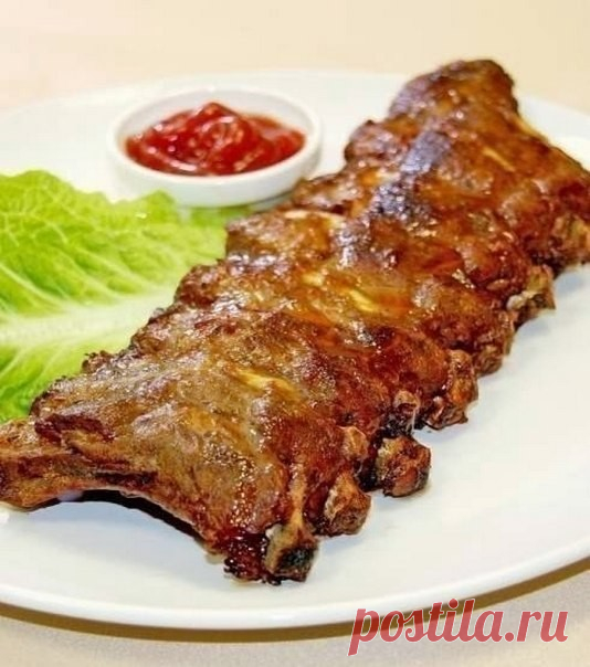 Мясные ребрышки.

вода - 1-1,5л,
лук - 2 шт.,
чеснок - 4 зубчика,
перец черный - 1/2 чайн.ложки,
гвоздика - 3 шт.,
соус чили - 1,5 ст. л.,
сок половинки лимона.
Для глазури:
кленовой сироп (можно мед или патоку) — 2 стол.ложки,
горчица зернистая — 1 стол.ложка,
уксус белый винный — 1 стол.ложка,
соус чили — 1/4 чайн.ложка,
соль — 1 чайн.ложка.

Приготовление:
1. Приготовить маринад. Для этого лук порезать кольцами, чеснок порубить тонкими ломтиками. В кастрюлю с водой доба...