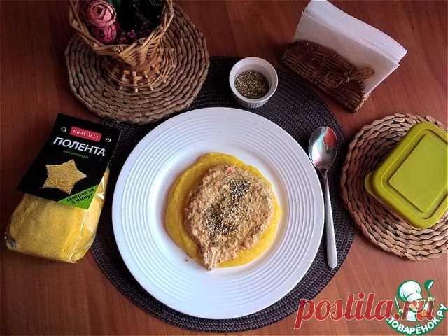 Кукурузная полента с рыбным рийетом. Кукурузная полента, сваренная на рыбном бульоне ассорти и заправленная сливочным маслом. Подадим к поленте рыбный рийет из трёх видов рыбы, творожного сыра и майонеза. Нежное с лёгким вкусом рыбы и пряное блюдо порадует вас своим вкусом. Особенно тех, кто не равнодушен к рыбе.