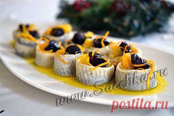 Рольмопс - кулинарный рецепт с фото Рольмопс приготовлен из сельди с морковью и черносливом.