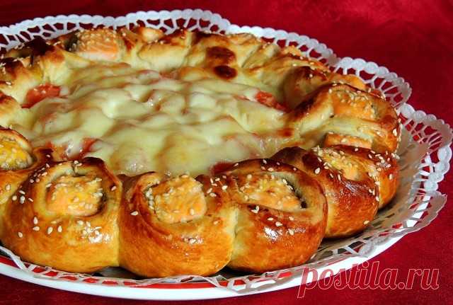 Пирог с семгой и овощами Ингредиенты: - 600 г красной рыбы - 1 болгарский перец - 1 томат - 150 г сыра Моцареллы - 100 мл теплого молока для теста - 1 яйцо для теста - 10 г дрожжей для теста - 2 столовые ложки сахара для теста - 1 чайная ложка соли для теста - 70 г мягкого сливочного масла или маргарина - 2 стакана муки Развести дрожжи в молоке, добавить сахар, соль, масло, яйцо, муку и замесить тесто. Дать постоять, чтобы поднялось. Рыбу очистить от кожуры и костей, нарез...