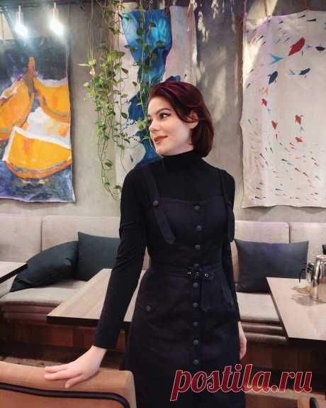 Яна Левашова Дизайнер Когда шила себе летом джинсовый сарафан, думала, что буду носить и в другие сезоны. Но даже не предполагала, что он настолько универсален. Хотя, конечно, без едких комментариев к видео по пошиву тогда не обошлось. Но ничьи опасения не подтвердились и я им довольна.