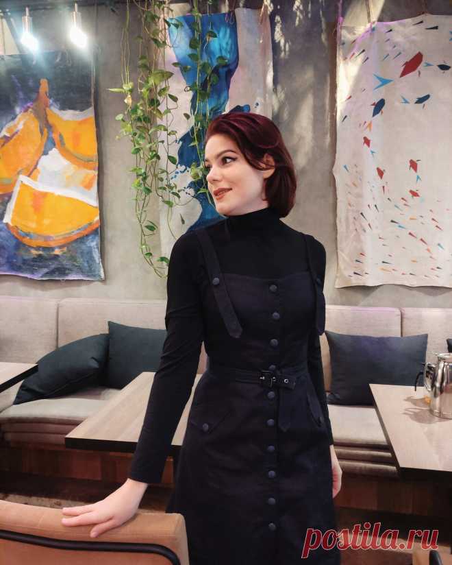 Яна Левашова Дизайнер Когда шила себе летом джинсовый сарафан, думала, что буду носить и в другие сезоны. Но даже не предполагала, что он настолько универсален. Хотя, конечно, без едких комментариев к видео по пошиву тогда не обошлось. Но ничьи опасения не подтвердились и я им довольна.